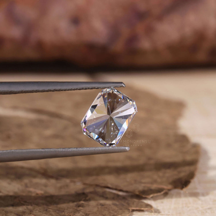 Radiant diamond 1.5 carat IGI certified.
