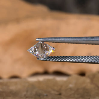 1 carat princess cut diamond IGI certified.
