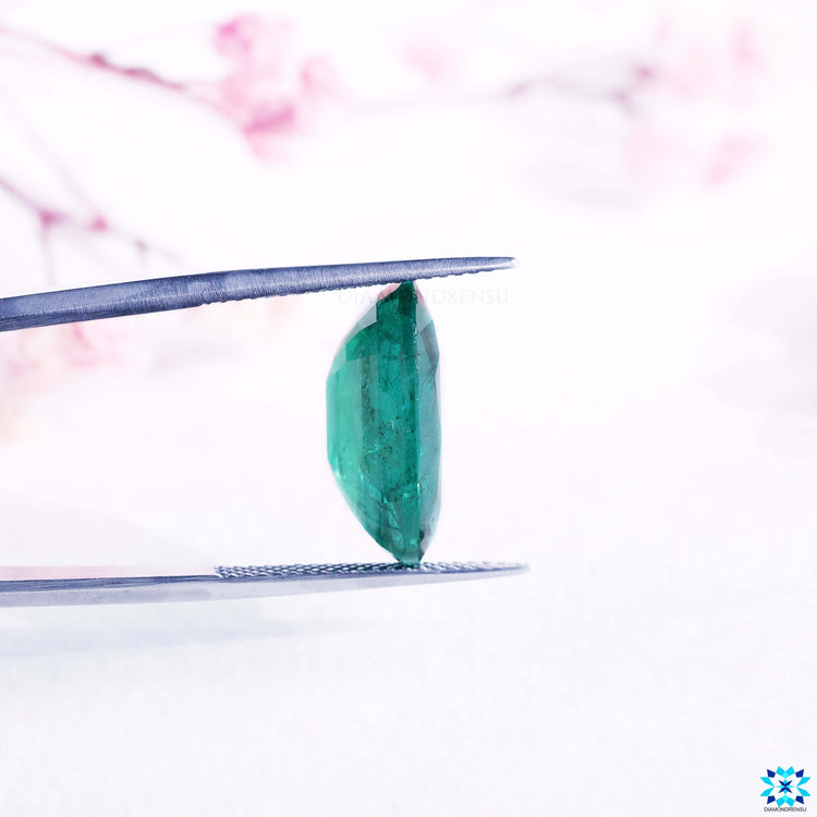 Oval cut emerald gemstone with emerald green gemstone tone.
