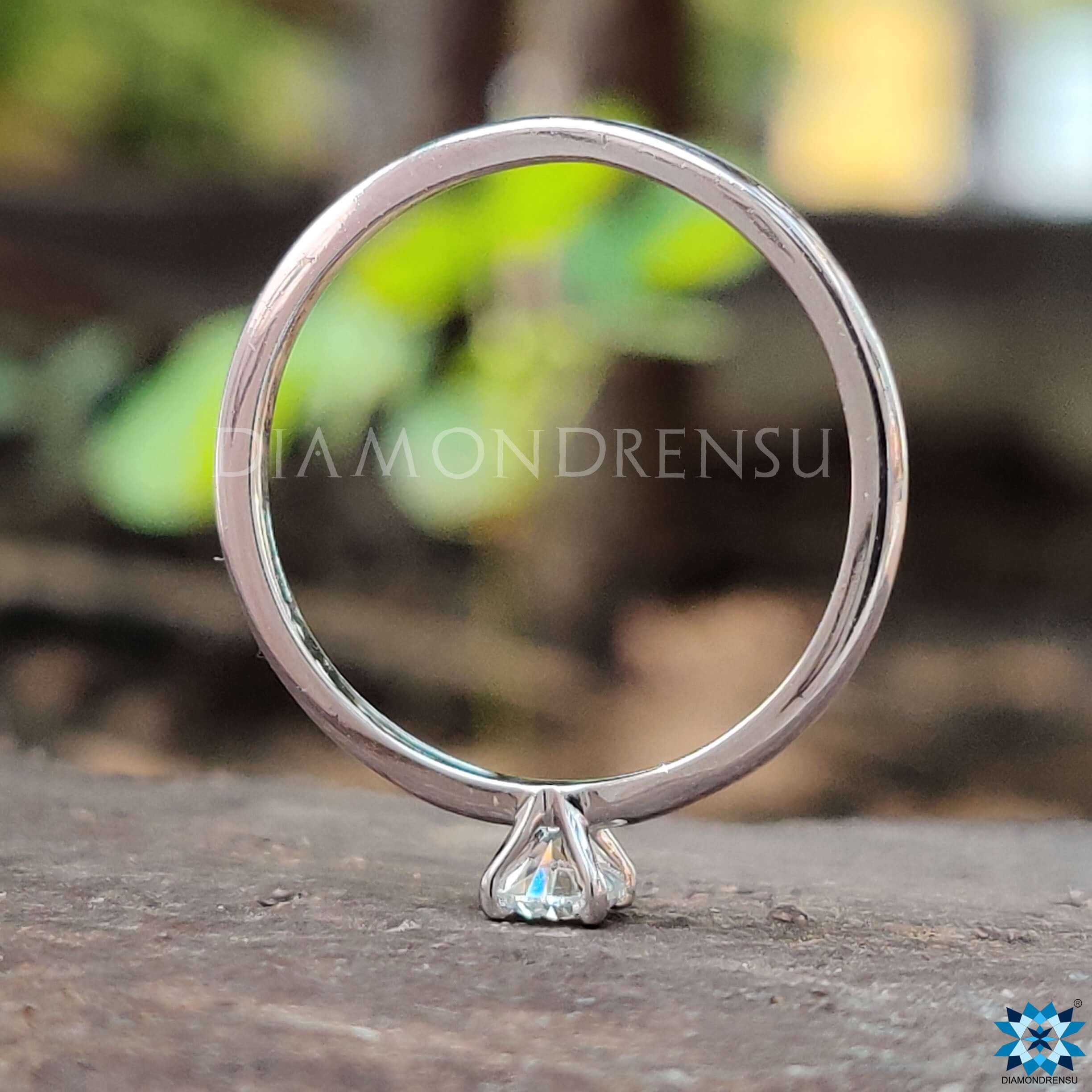 round cut diamond ring