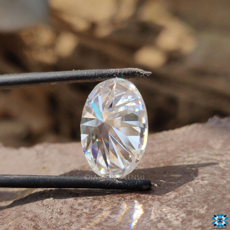 Moissanite stone in Oval Hybrid Cut displayed as a loose moissanite for fine jewelry making.
