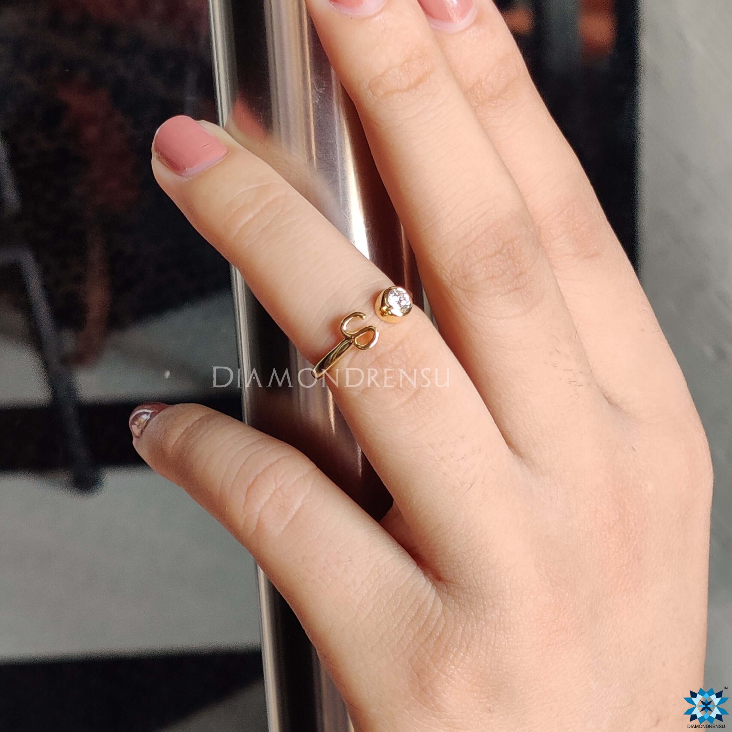 Glossy Diamond and Gold Finger Ring