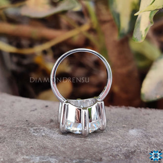 Round brilliant cut ring with a modern touch.
