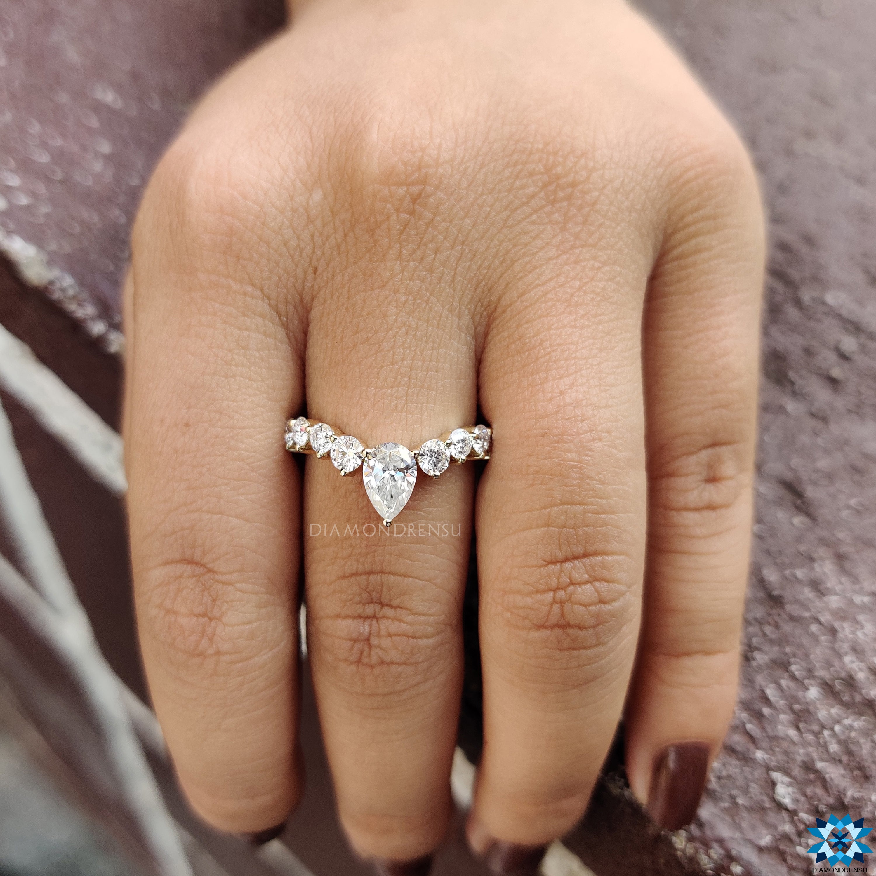 Pear Diamond with Matching Chevron V Wedding Band, Engagement Rings se