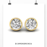 Sophisticated bezel earrings in gold, perfect for a refined and timeless look.
