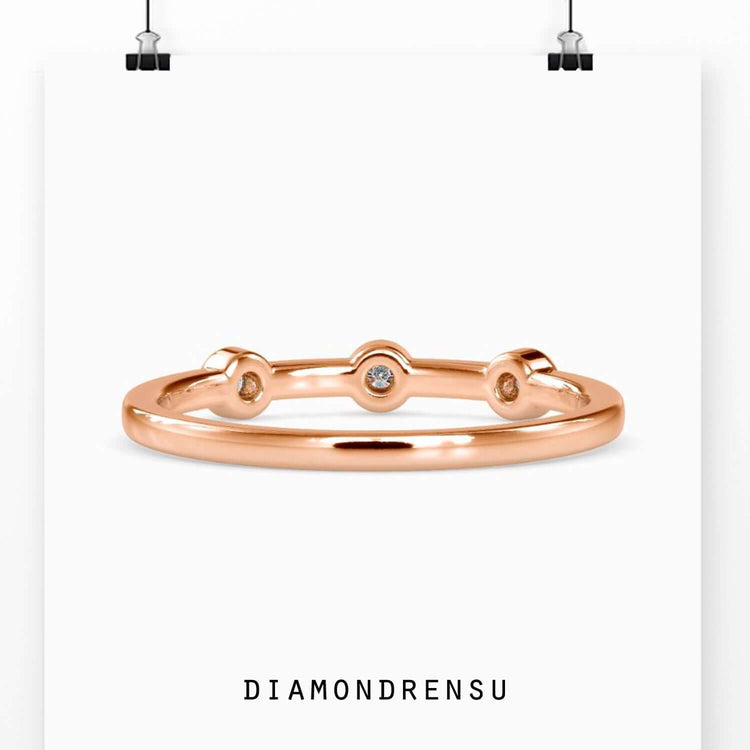 Round diamond gold band with bezel setting, IGI certified diamonds
