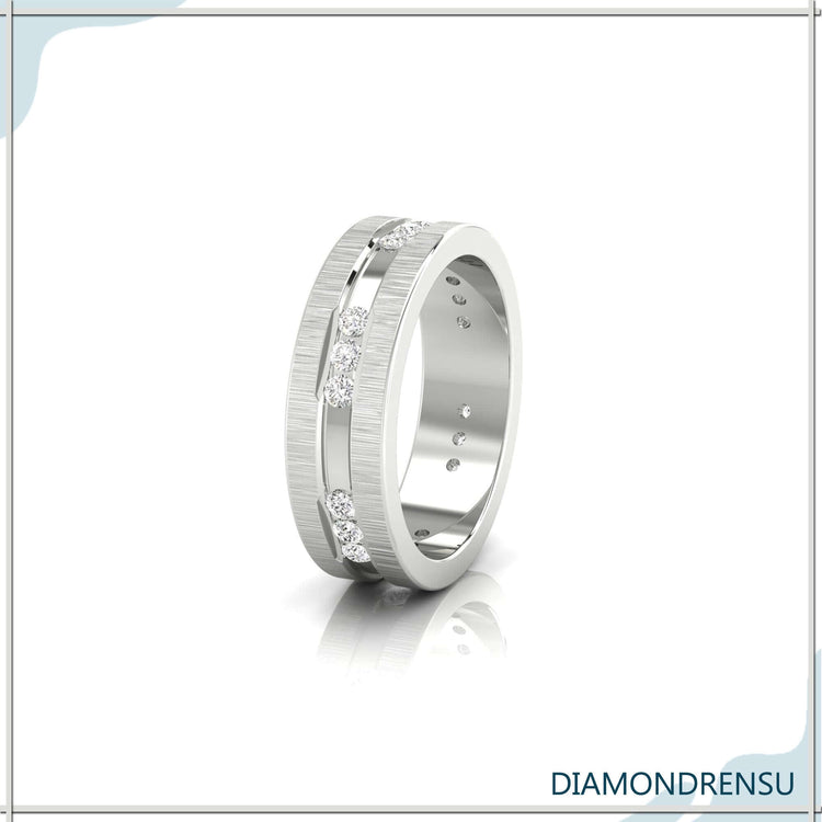 Polished horizontal band for men with modern style.
