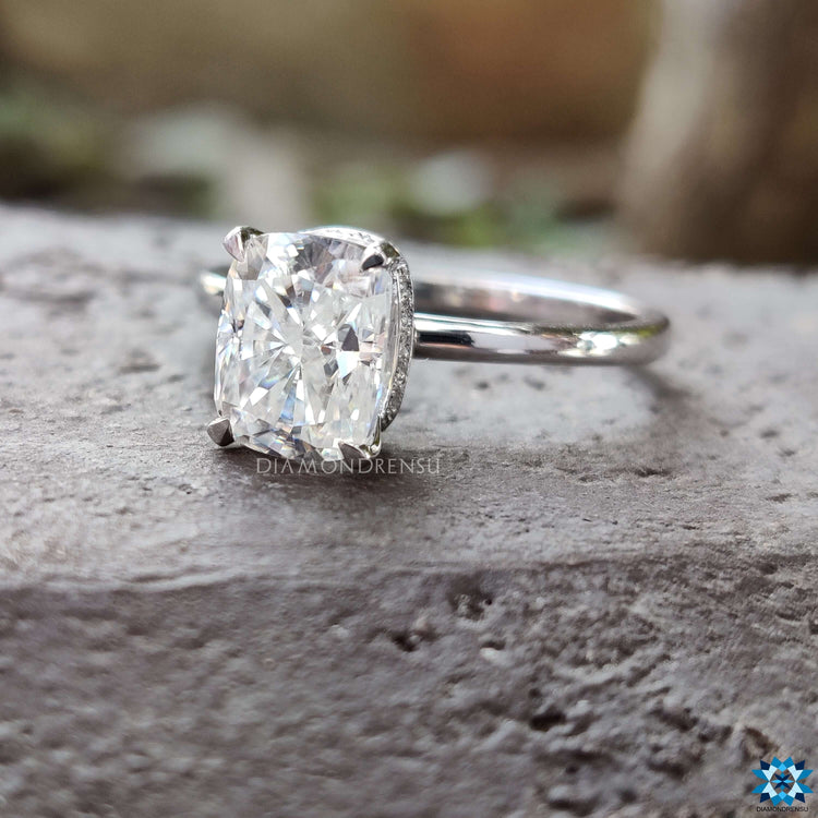 A classic 4 prong engagement ring featuring a sparkling centre stone.
