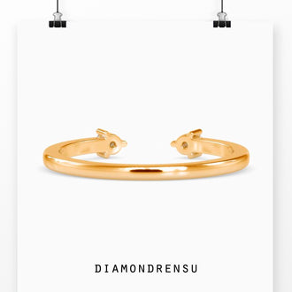 Gold cuff ring with a sophisticated round cut diamond, IGI certified.
