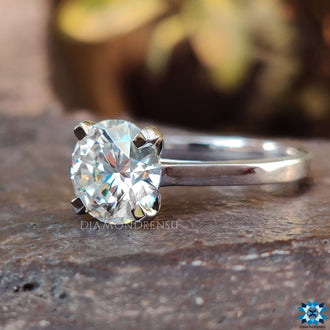 Cathedral setting solitaire highlighting a centre stone's brilliance.