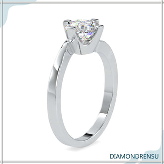 Solitaire round engagement ring, perfect for every occasion.

