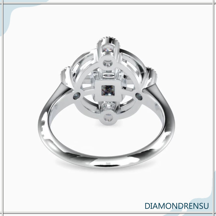 Vintage ring with 2 carat princess cut diamond in rose gold
