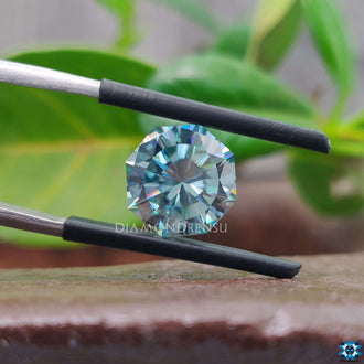 Shining moissanite in bold octagon shape moissanite cut.
