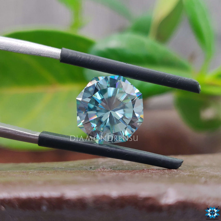 Shining moissanite in bold octagon shape moissanite cut.
