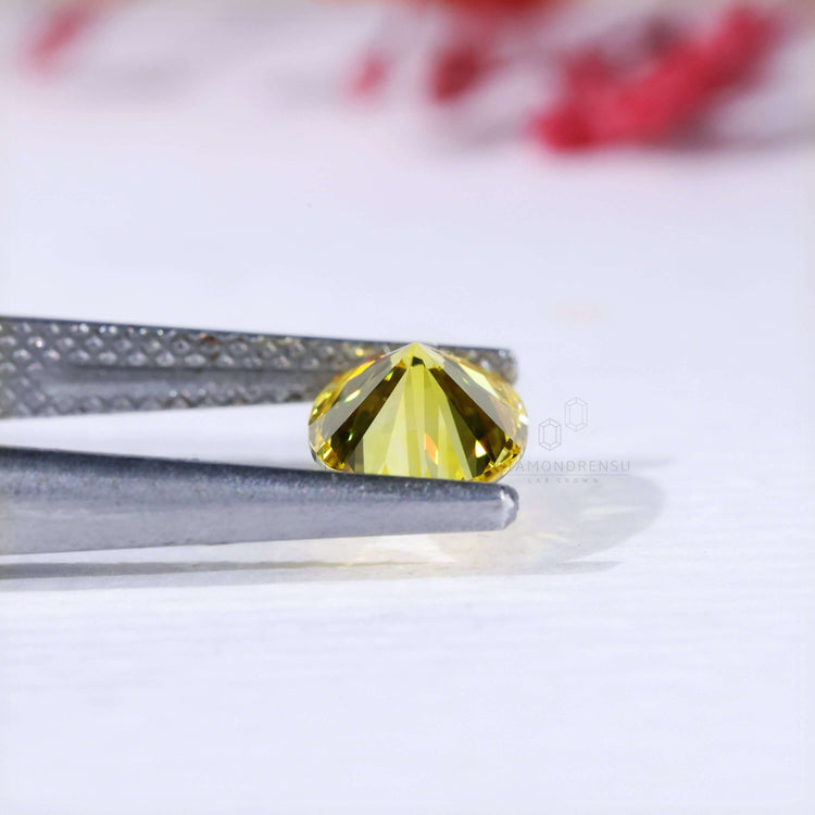 Buy loose lab grown yellow oval diamond.
