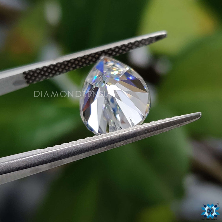 Pear rensu cut moissanite paired with moissanite loose stone.
