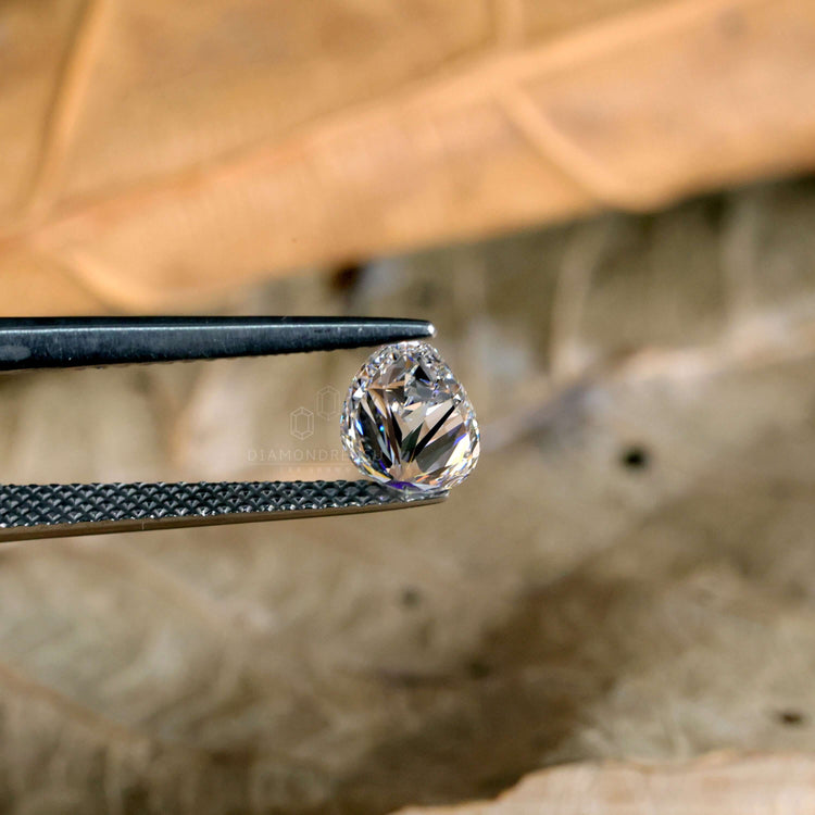 Loose lab grown diamond sized 1 carat pear diamond.
