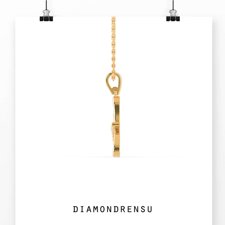 The round pendant with diamonds shines with brilliant sparkle.
