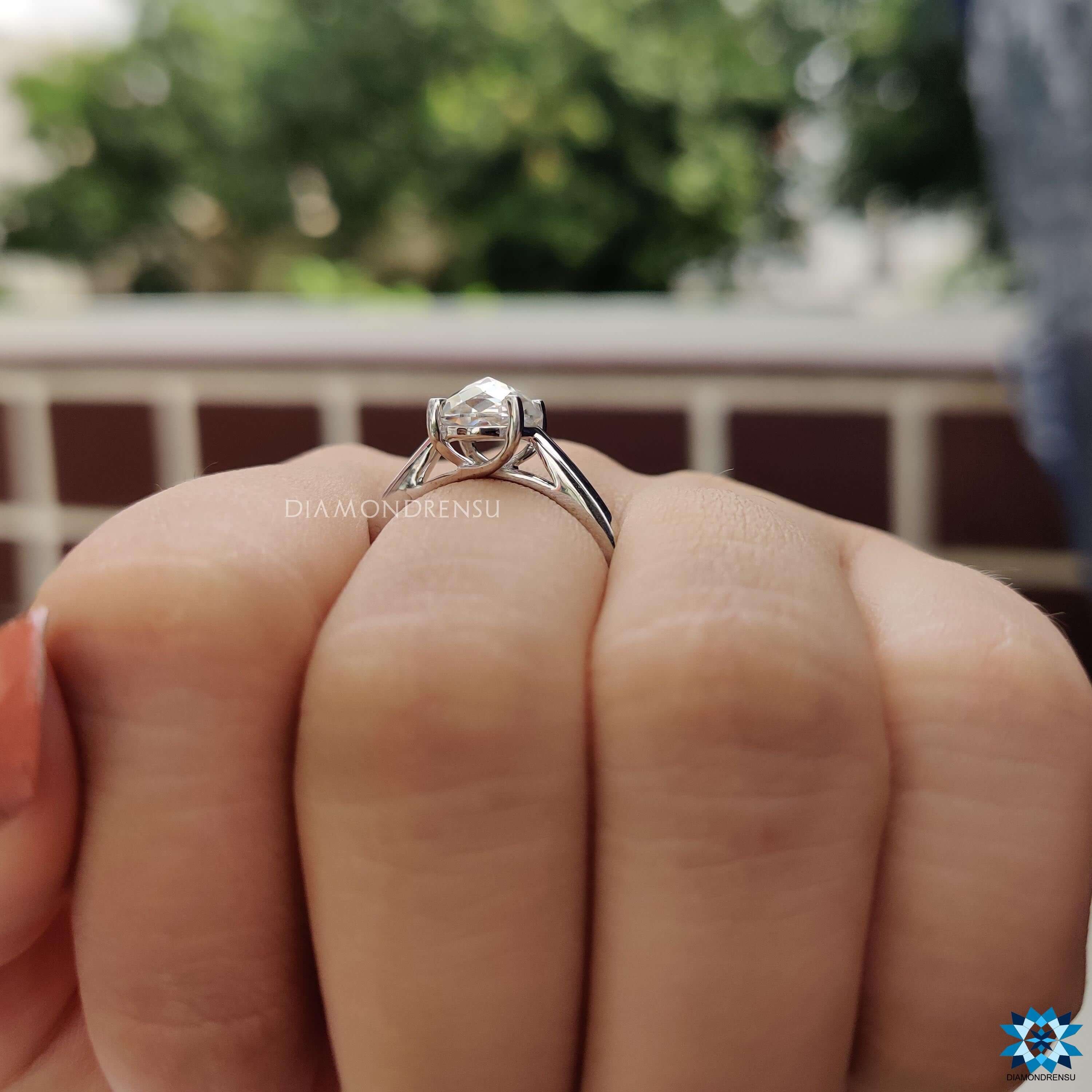 white gold engagement ring - diamondrensu