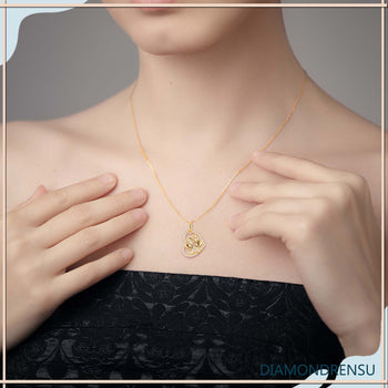 Round diamond necklace pendant with a handcrafted finish, made with IGI certified diamonds.
