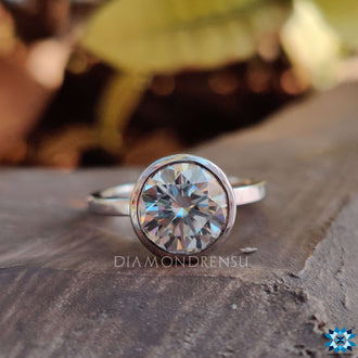 Solitaire round engagement ring offering simplicity and grace.
