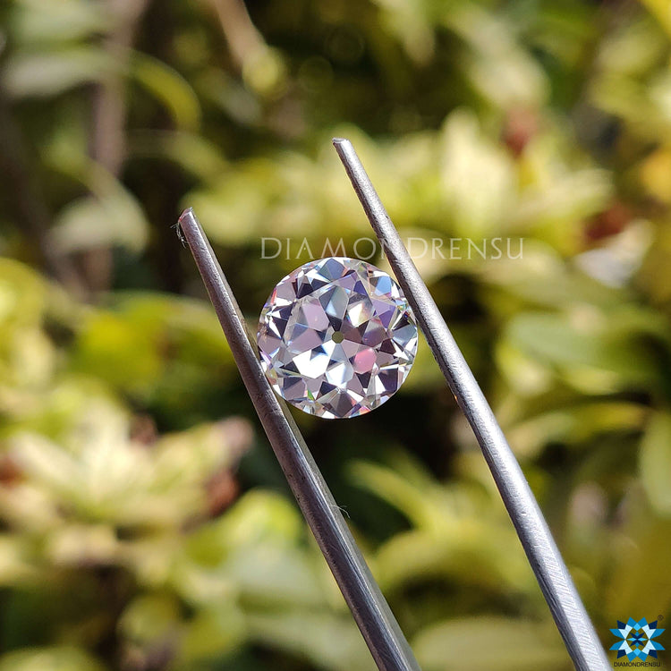 Loose moissanite stone in antique OEC round cut and 0.11–4.50 carat weight range.

