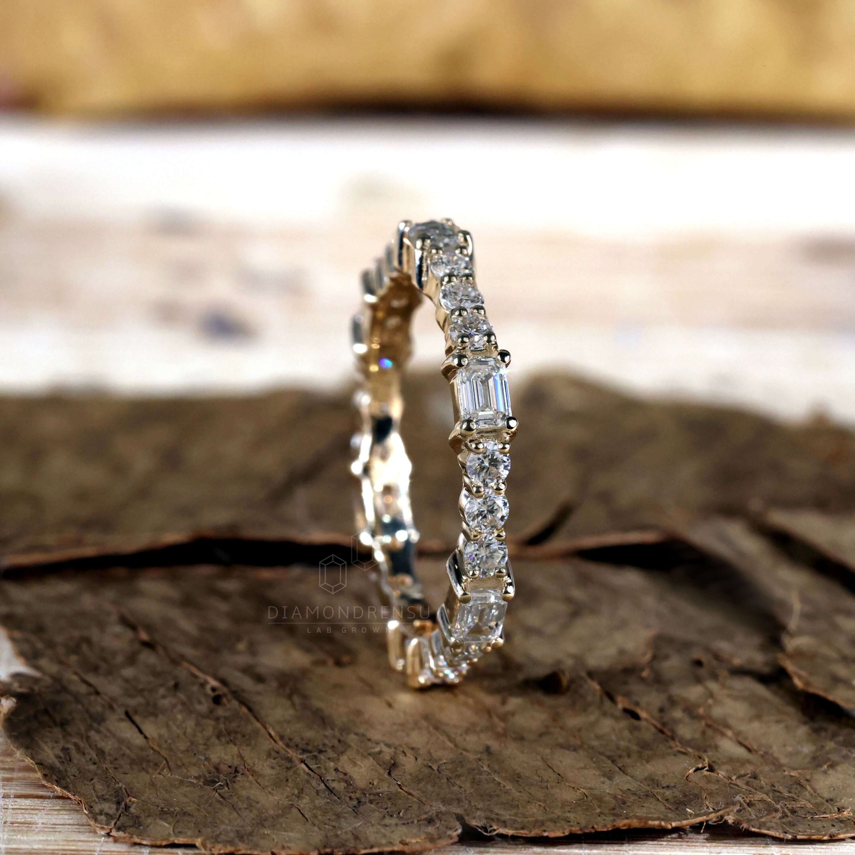 lab grown diamond wedding ring