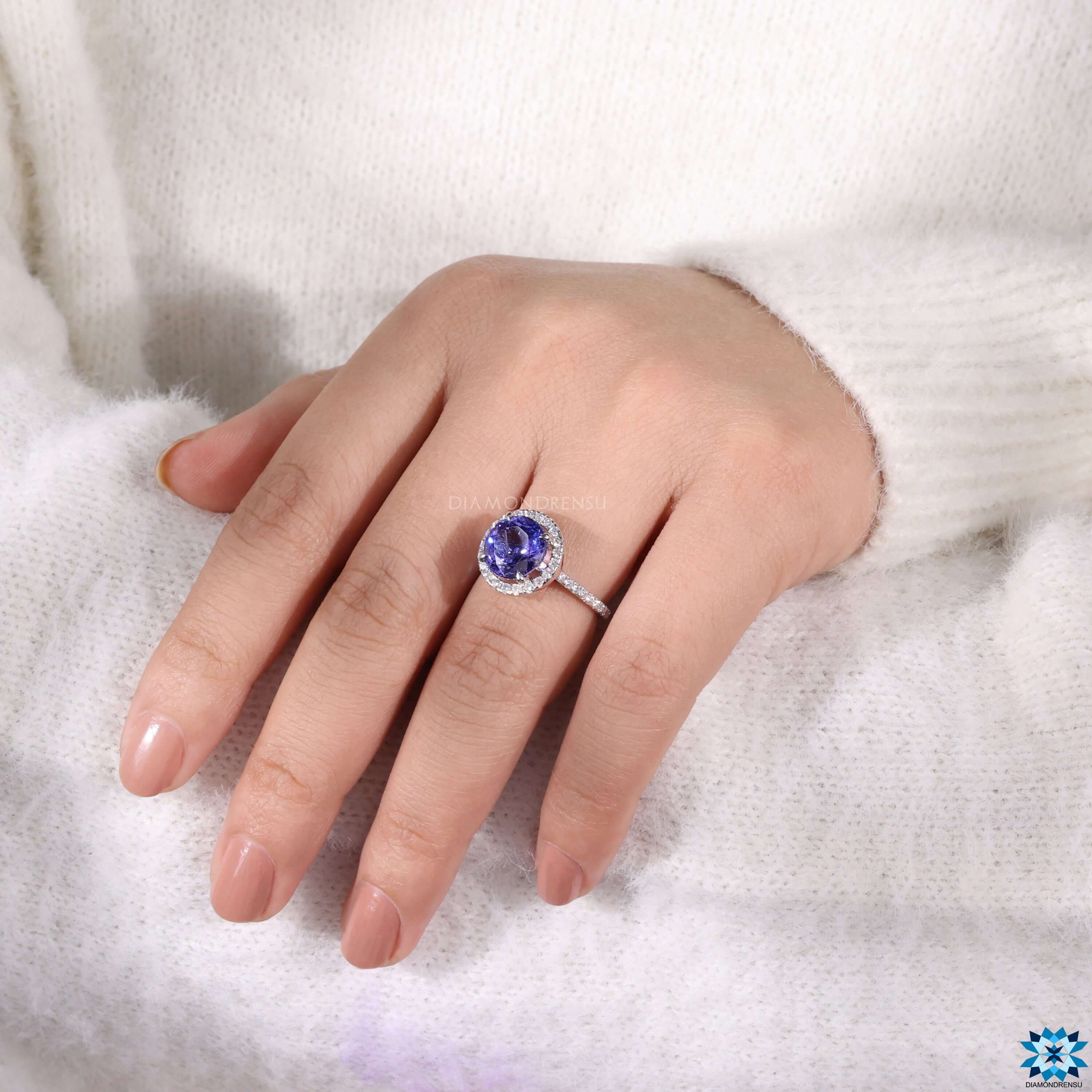 Vale Ring with Oval Tanzanite | 2.4 carats Oval Tanzanite Solitaire Ring in  14k White Gold | Diamondere