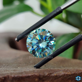 Loose stone shaped as cyan blue round cut moissanite.
