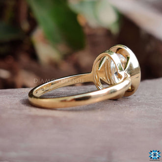 Elegant oval engagement ring perfect for your special day.
