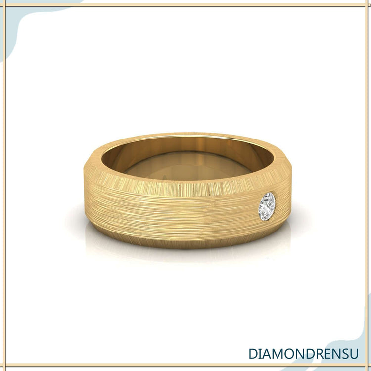 Unique wedding ring for men in yellow gold.
