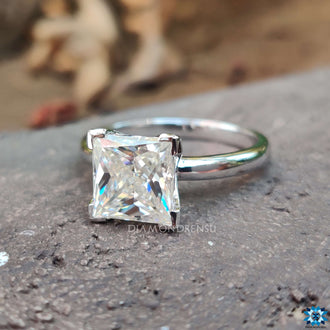 A handmade jewellery masterpiece – the perfect engagement ring princess cut with timeless charm.

