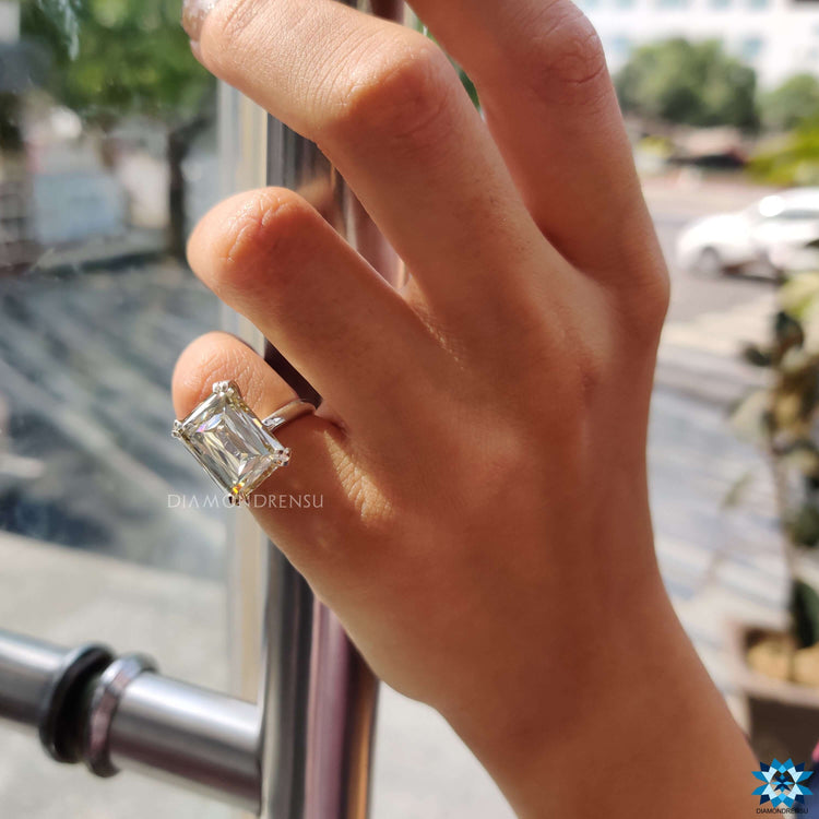 A minimalist claw prong ring with clean lines and an understated elegance.