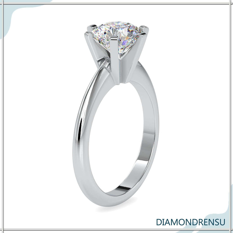 Diamond ring solitaire with round brilliant cut diamond in rose gold
