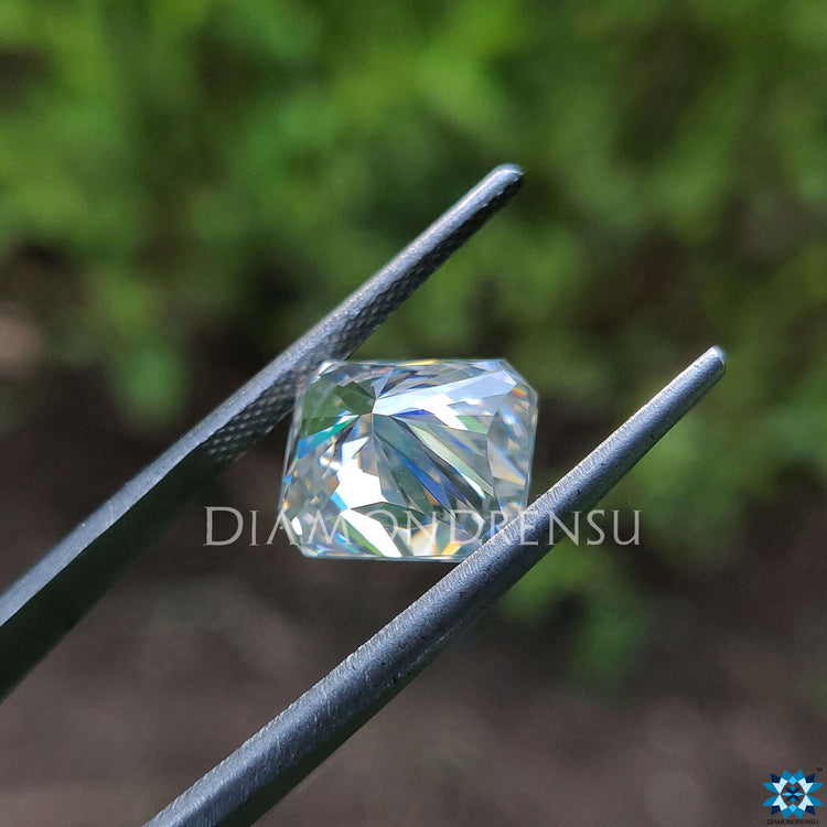 Moissanite radiant cut paired with loose moissanite stone shine.
