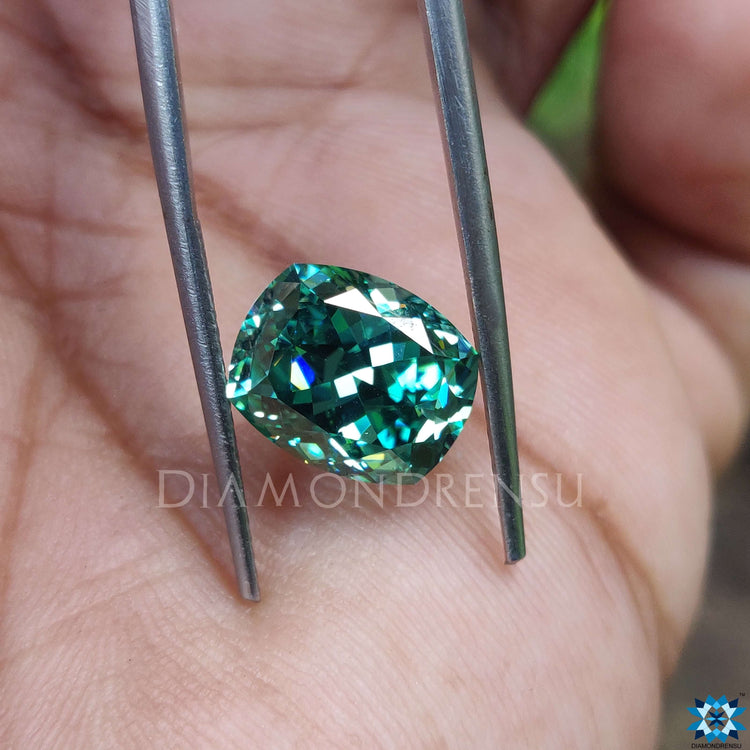 Diamondrensu Moissanite offers 3.96 carat Moissanite in green cushion divine Moissanite form.