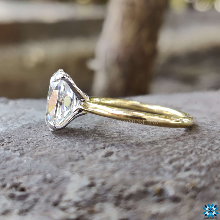 A classic oval wedding ring​ crafted with precision and love.
