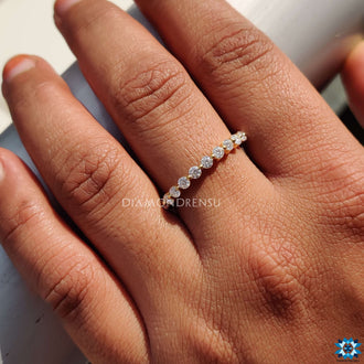 Floating bubble prongs in a simple wedding ring design.