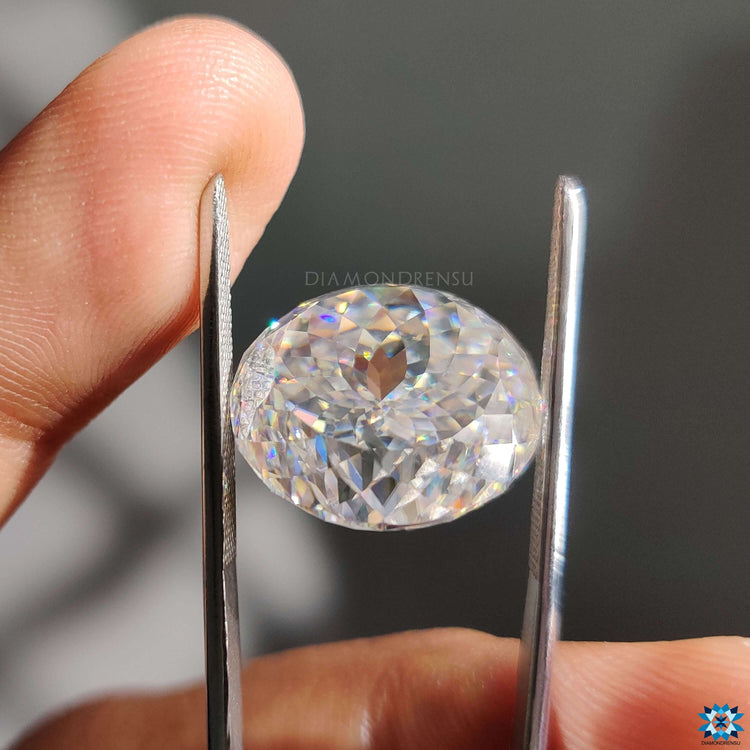 19.27 carat moissanite glows close to moissanite stone.
