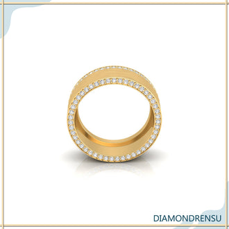 Rose gold men’s wedding band with round shape.
