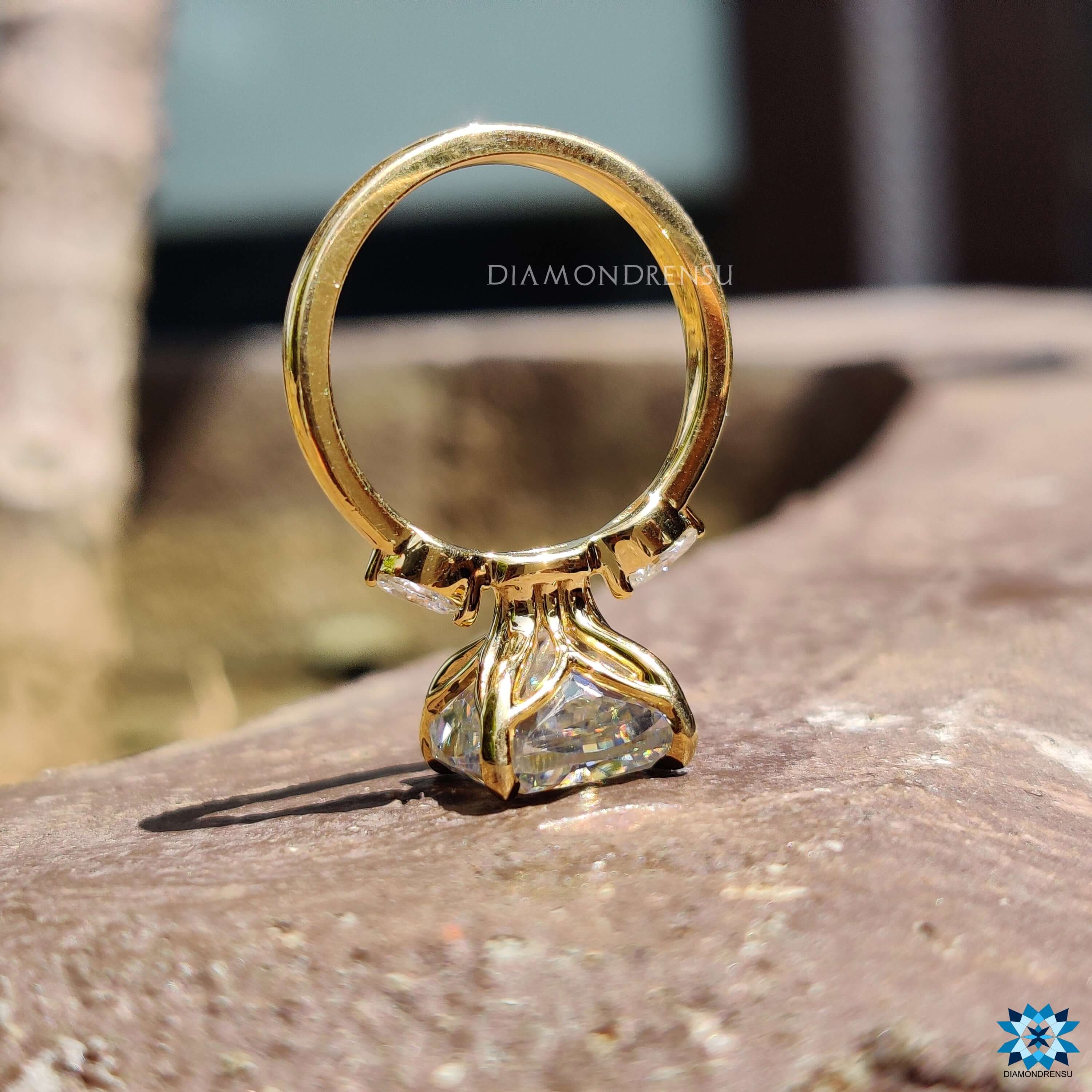 yellow gold ring - diamondrensu
