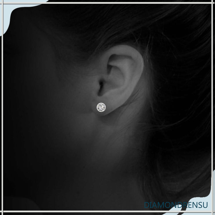 Elegant simple gold earrings with Lab Grown Diamond, IGI certified for sustainability.
