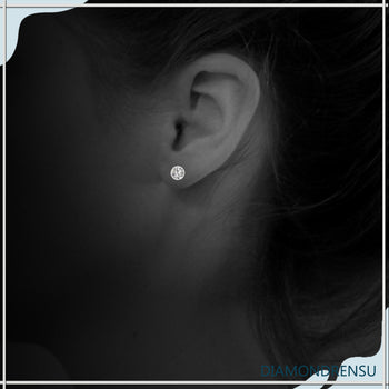 Timeless white gold earrings featuring round diamonds in a classic stud design.
