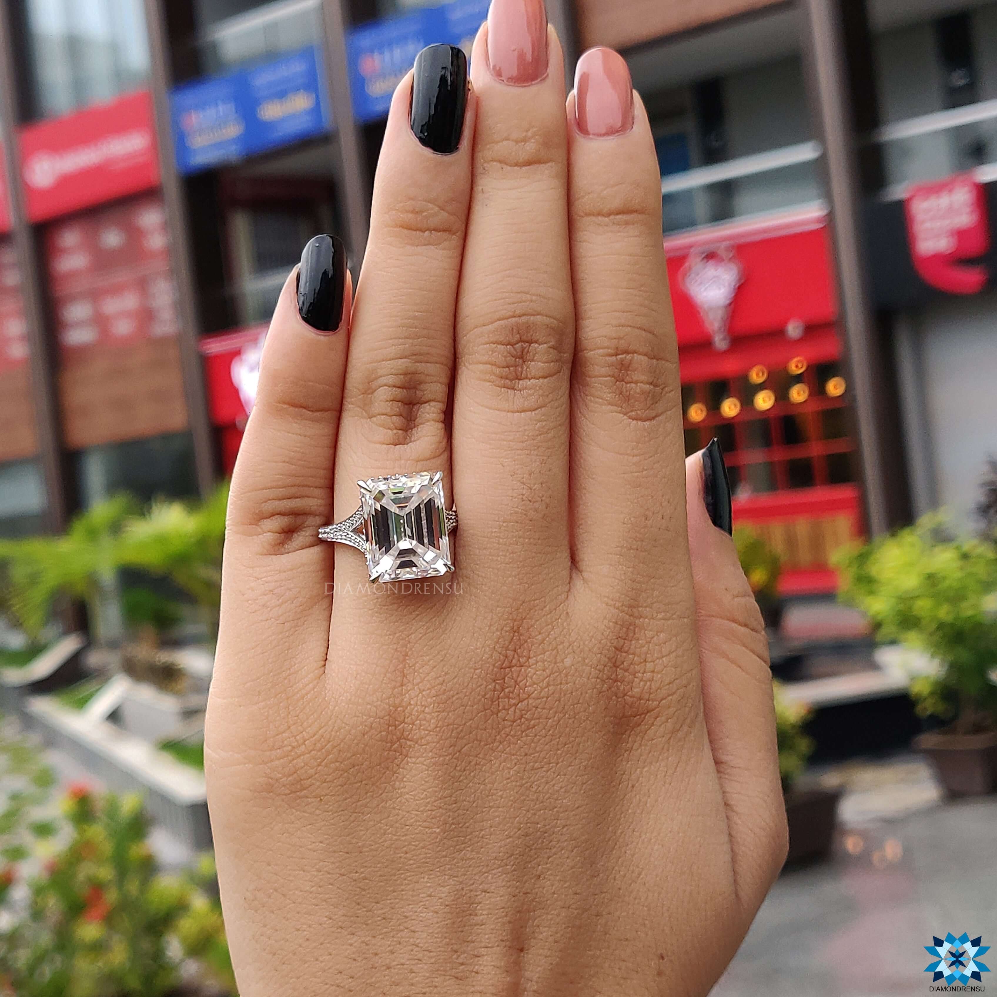 Split shank emerald cut diamond ring Clearance