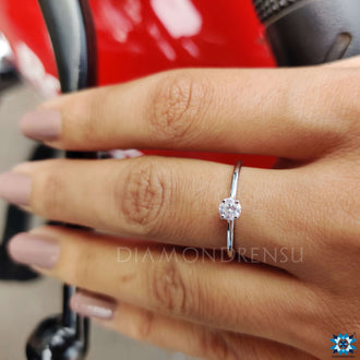 Minimalist round engagement ring for a perfect proposal.
