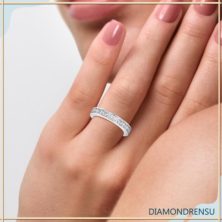 Round diamond eternity band in white gold, IGI certified
