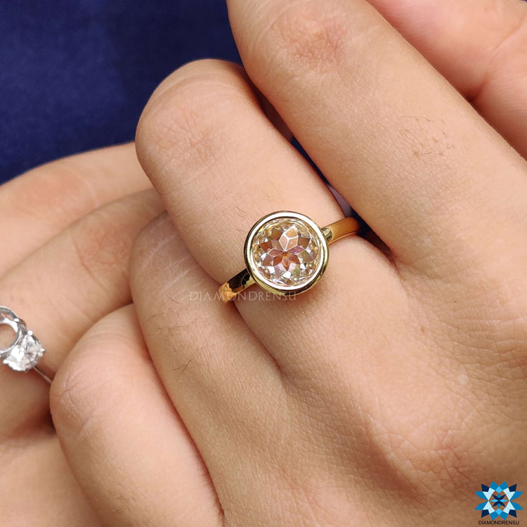 Diamondrensu ring with a sleek and sophisticated bezel design.