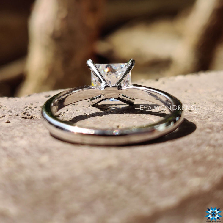 A modern 4 prong engagement ring with a flawless diamond centrepiece.