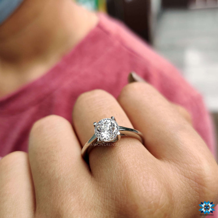 Dazzling round moissanite ring with a minimalist aesthetic.
