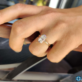 A dazzling 4 prong engagement ring​ in a refined gold band.
